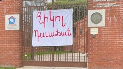 ABŞ-da erməni səfirliyinin qarşısına "Xain Nikol!" yazısı asıldı